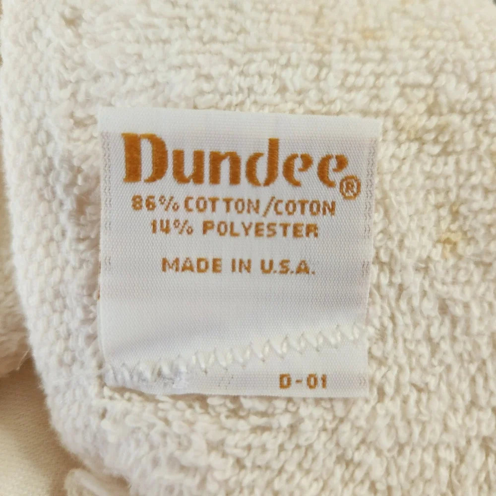 Vintage Dundee Fingertip Towel Off‎ white and pink